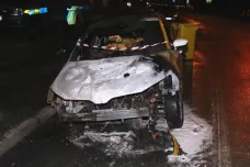 Válka taxikářů na východě Čech: Levnější konkurenci už shořela tři auta