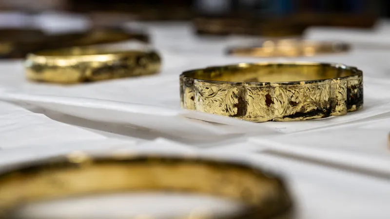 Schránku s pokladem našli mezi kameny, teď si turisté rozdělí štědré nálezné