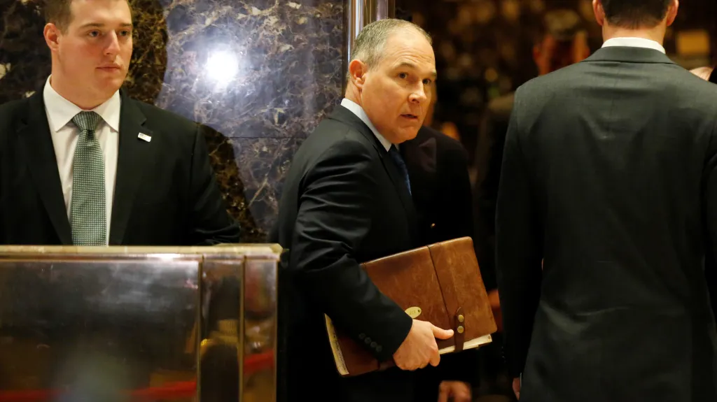 Scott Pruitt (uprostřed)