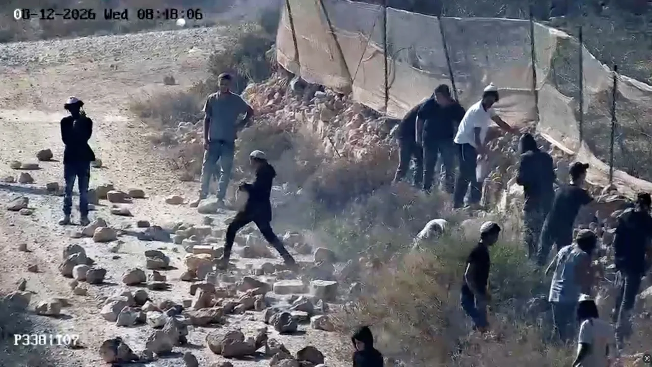 Osadníci obklíčili domy palestinských rodin, izraelský zásah nezabral