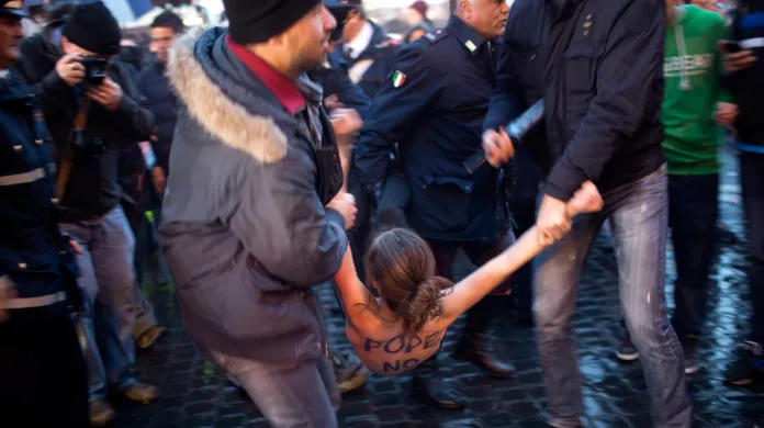 Zadržení aktivistky z hnutí Femen na Svatopetrském náměstí