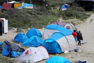 Uprchlíci se snaží dostat do Británie i na korbě českých kamionů