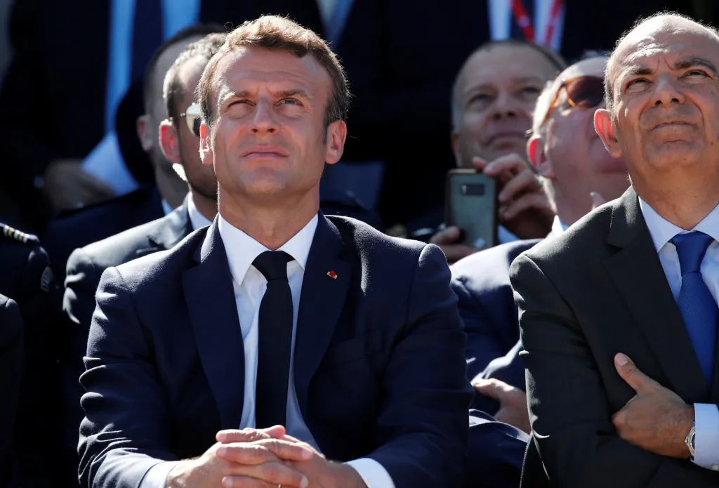 Na akci nemohl chybět francouzský prezident Emmanuel Macron. V jeho blízkosti sedí Éric Trappier, předseda představenstva a generální ředitel společnosti Dassault Aviation