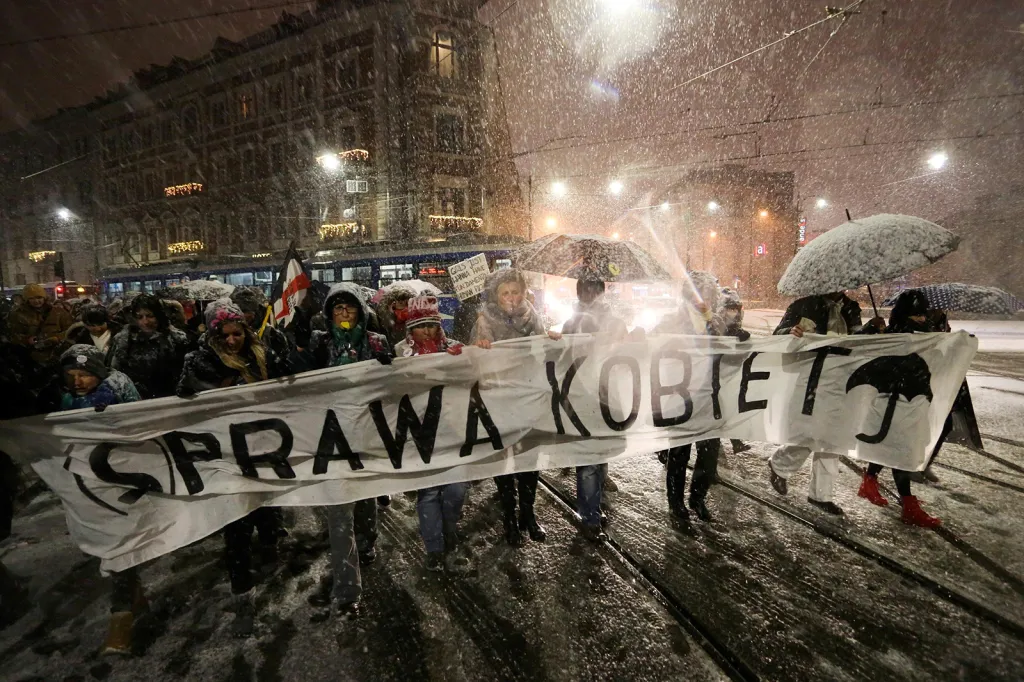 Lidé protestující v Krakově proti vládním plánům dále zpřísnit právo žen na potrat. Do druhého čtení polského Sjemu prošel návrh iniciativy „Zastavme potraty!“