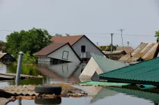V Chersonské oblasti zaplavené po zničení Kachovské přehrady začala voda klesat, evakuace ale pokračují