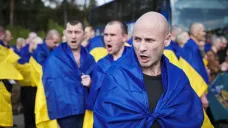 Ukrajinci propuštění z ruského zajetí v rámci velké výměny s Moskvou
