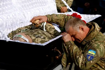 Sebevražedné mise nebo očistec. Ukrajinci popisují situaci na předmostí za Dněprem