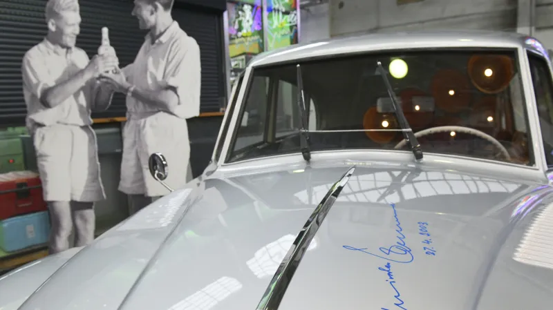 Na snímku je model Tatry 87 cestovatelů Jiřího Hanzelky a Miroslava Zikmunda