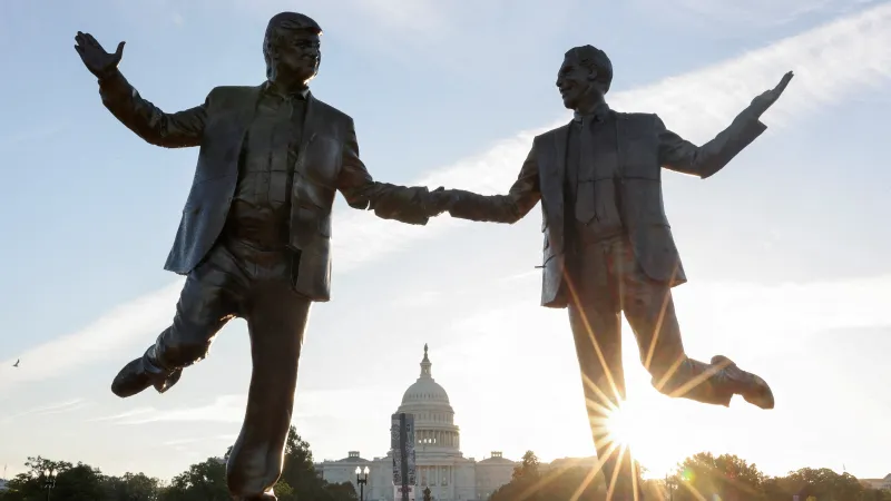 Satirická socha Trumpa a Epsteina ve Washingtonu D. C., 3. 10. 2025