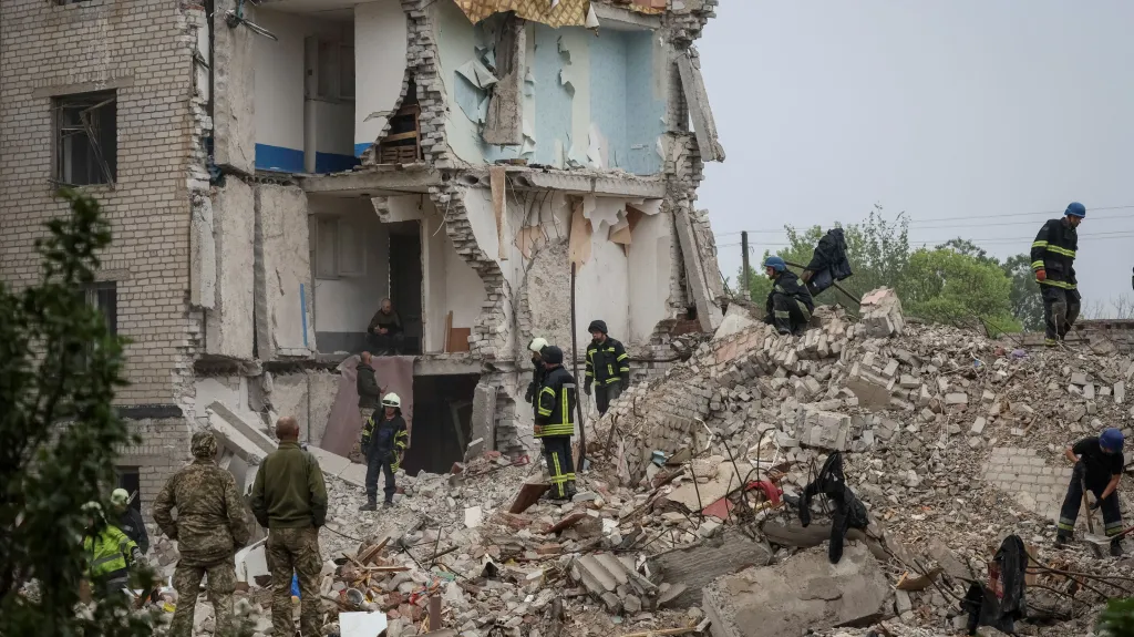 Záchranáři prohledávají trosky pětipatrového obytného domu po raketovém útoku ve východoukrajinském Časiv Jaru