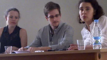 Edward Snowden (uprostřed)