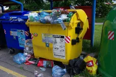 Kontejnery na tříděný odpad přetékají. Lidé mohou využít i sběrné dvory