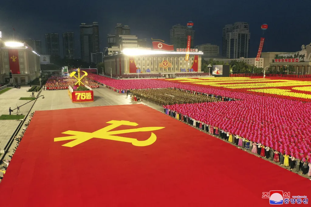 Severní Korea uspořádala na Kim Ir-senově náměstí v Pchjongjangu oslavy 75. výročí založení vládnoucí Korejské strany pracujících