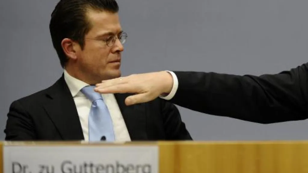 Karl-Theodor zu Guttenberg neustál kritiku za opsanou dizertační práci