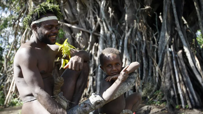 Kmen na Vanuatu uctívá prince Philipa jako boha