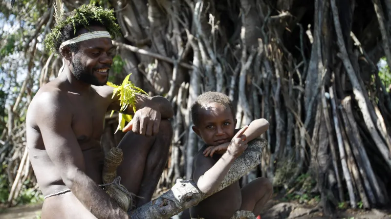Kmen na Vanuatu uctívá prince Philipa jako boha