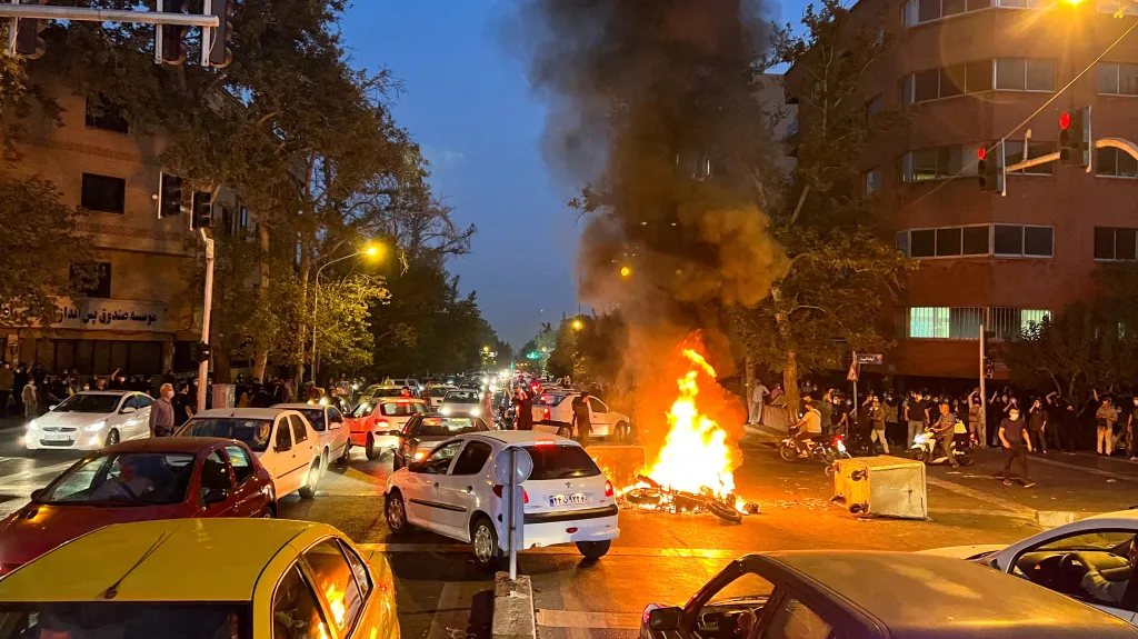 Oheň uprostřed ulice během protestů v Íránu