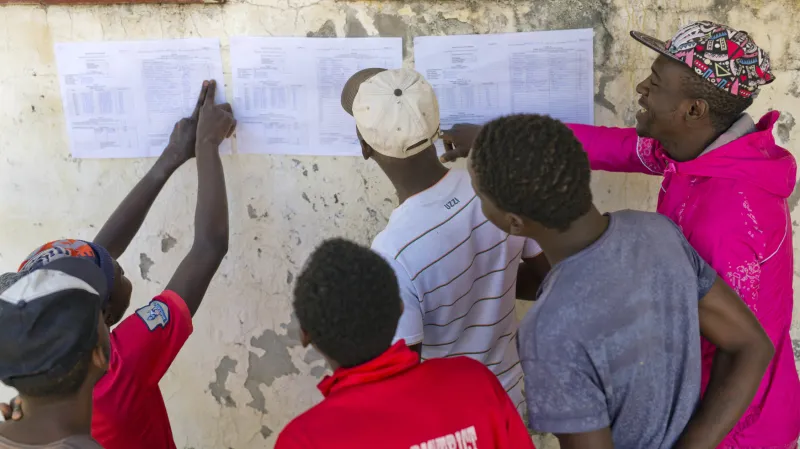 Lidé kontrolují výsledky voleb v Zimbabwe