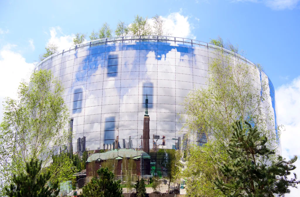 Novou budovou muzea, která nese přezdívku zrcadlová miska, dostavuje Museum Boijmans Van Beuningen v Rotterdamu