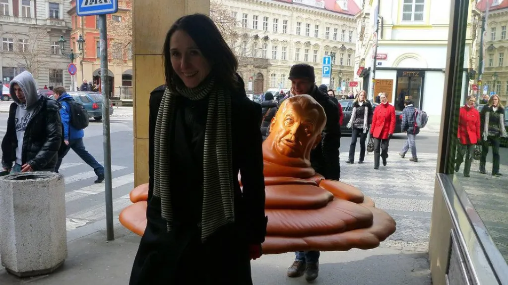 Přeprava sochy Kryštofa Hoška Vařila myšička kašičku