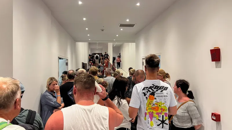 Evakuace turistů z hotelu v Lindosu na řeckém ostrově Rhodos