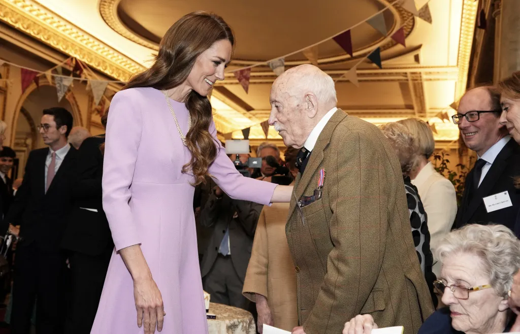 Catherine, princezna z Walesu s mužem, který toho dne oslavil sté narozeniny, na slavnostní recepci u příležitosti 100. výročí narození Alžběty II.