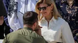 Prezident Zelenskyj líbá ruku své ženě Oleně během slavnostního ceremoniálu