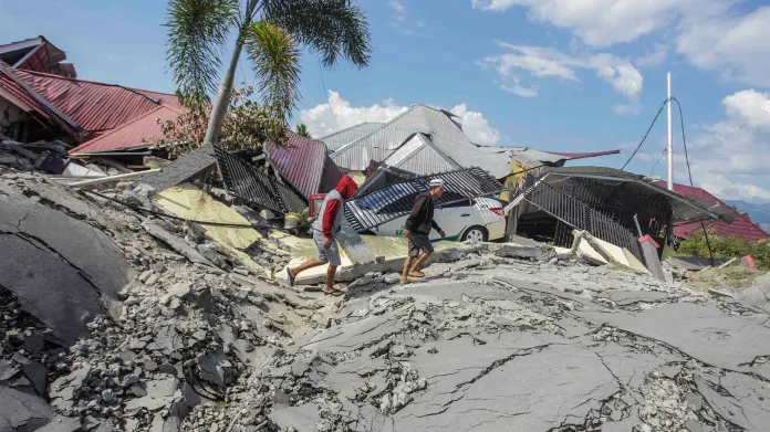 V Indonésii pokračuje pátrání po obětech zemětřesení
