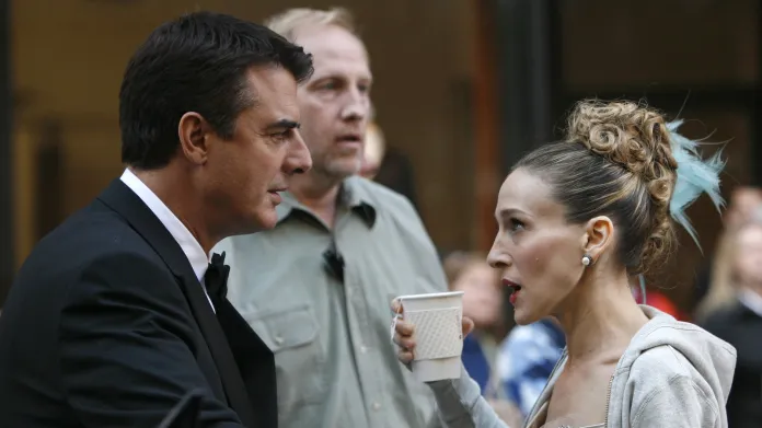 Chris Noth a Sarah Jessica Parkerová, seriálový pan Božský a Carrie Bradshawová při natáčení filmu Sex ve městě (2007)