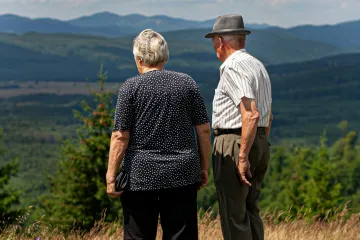 Ženy žijí déle než muži. Příčiny jsou evoluční, tvrdí nová studie