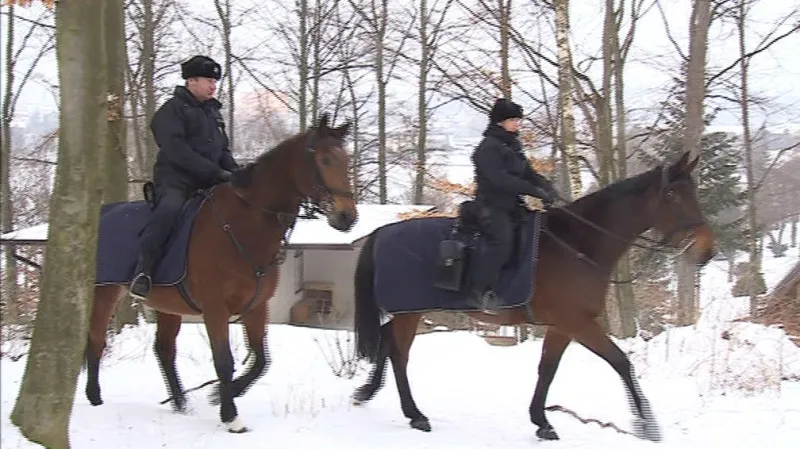 Jízdní policie kontroluje chaty v Jedovnicích