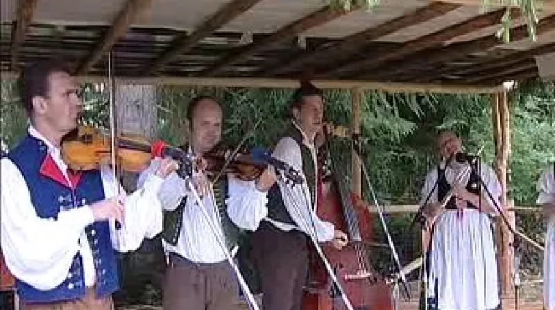 Slavnostní akci s názvem Středoevropský trialog národů hostily Paseky u Radvanic, šlo o kulturní setkání tří národů: Čechů, Němců a Poláků.