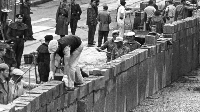 Stavba Berlínské zdi na Postupimském náměstí (18. srpna 1961)