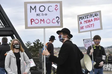 Proti postupu vlády protestovali lidé v Praze a Brně. Vnitro chystá zakázku na ochranné pomůcky za 1,4 miliardy