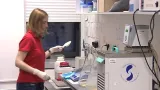 Veronika Altmannová při práci v laboratoři