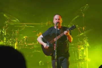 Come Tomorrow, zpívají Dave Matthews Band, v Praze ale zahráli už včera