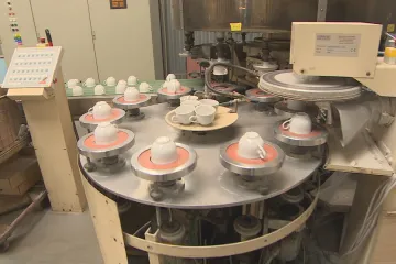 Policie kontrolovala pracovníky porcelánky Thun 1794. Nelegální zaměstnanci budou vyhoštěni