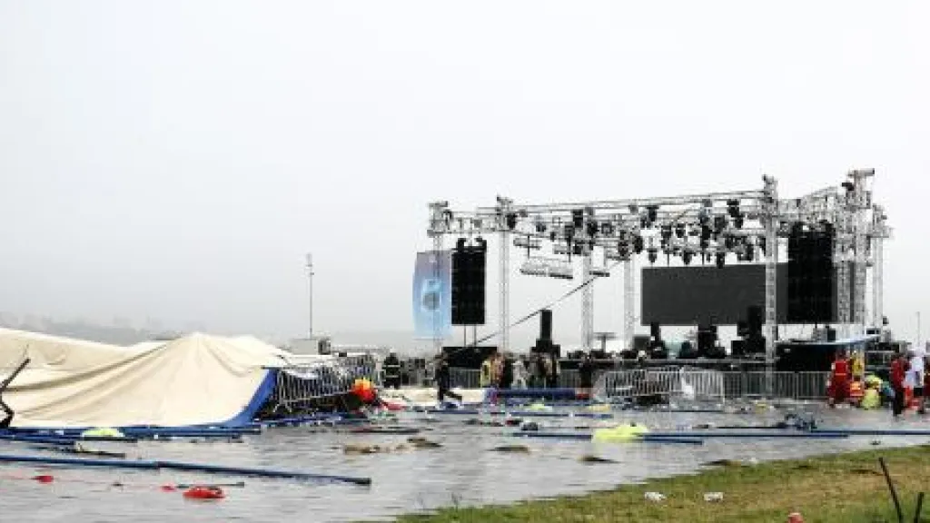Zřícený stan na festivalu Pohoda