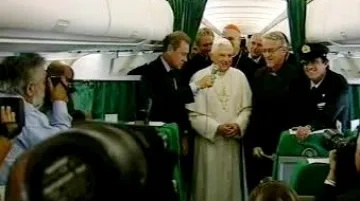 Papež Benedikt XVI. v letadle