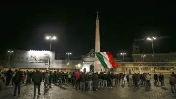 Při nočních potyčkách v Římě ale předtím utrpěli nejméně dva policisté zranění a nejméně deset demonstrantů bylo zadrženo.