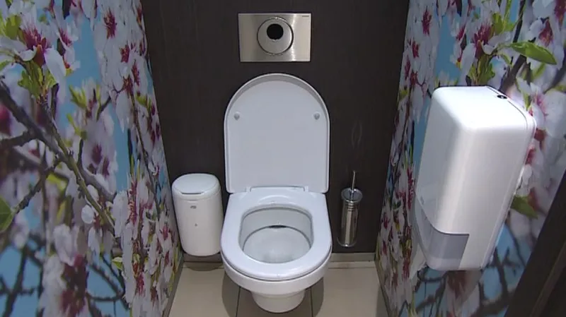 Veřejné záchodky u benzinové pumpy Shell v Česku