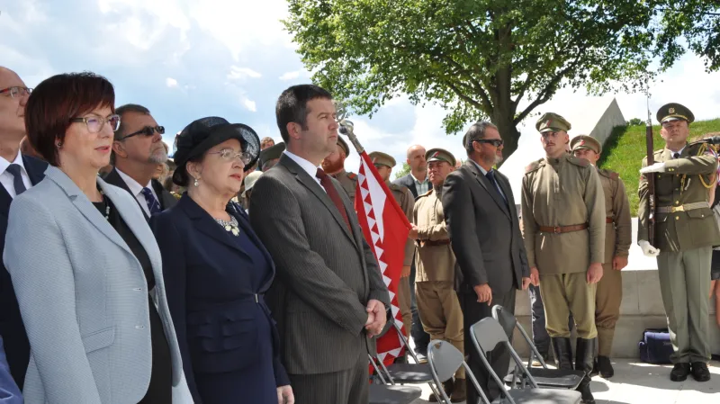 Alena Netolická, Miluše Horská a Jan Hamáček přihlížejí vzpomínkovému aktu