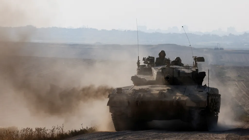 Izraelský tank u hranic s Pásmem Gazy