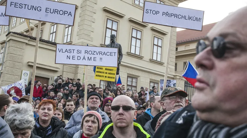 Mezi demonstranty na Hradčanském náměstí