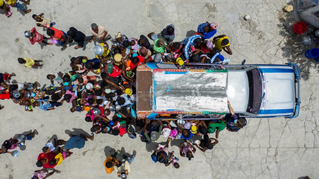 Dobrovolníci na Haiti přivážejí humanitární pomoc