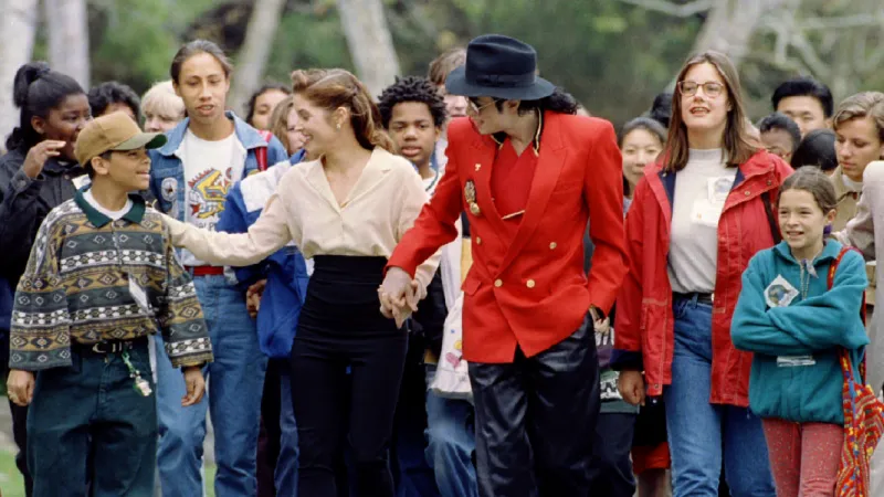Michael Jackson s Lisou Marií Presleyovou na ranči Nevereland (1995), kde je navštívilo 46 dětí ze sedmnácti zemí