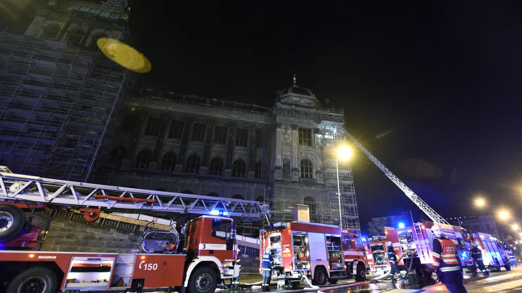 Hasiči zasahují u požáru Národního muzea