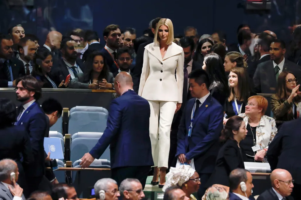 Poradkyně amerického prezidenta, jeho dcera Ivanka Trumpová míří na vyhrazené místo