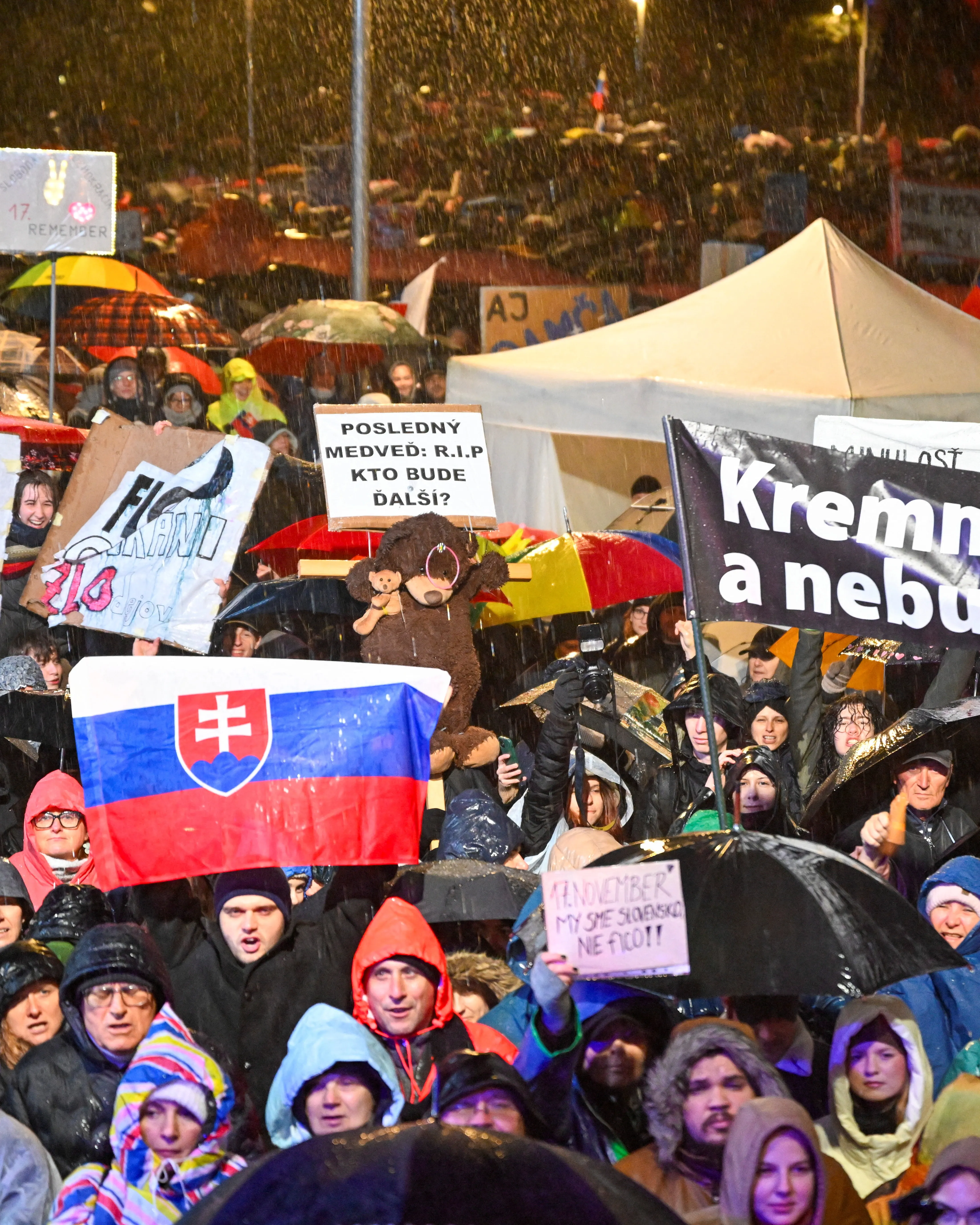 Varovný signál pro Česko, říká publicista k dění na Slovensku