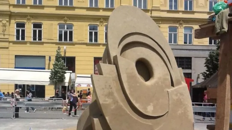 Jak vznikaly písečné sochy v centru Brna?